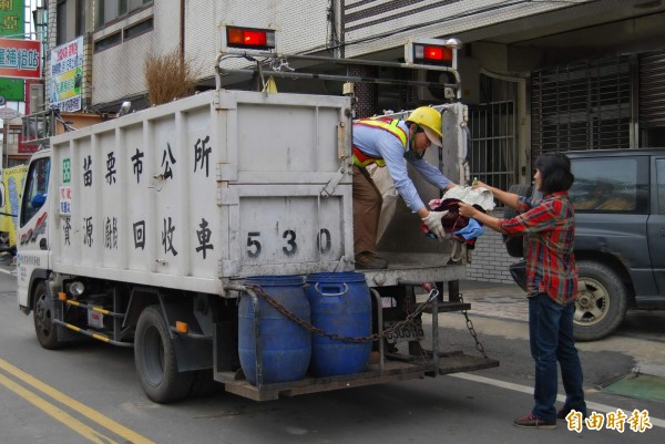 2014年起,每年全球生產的衣服已超過1000億件,同時被丟棄的衣物總量也跟著極速上升。據統計顯示,2015年平均每人丟棄約37公斤的紡織品垃圾。圖為示意圖。(資料照,記者張勳騰)