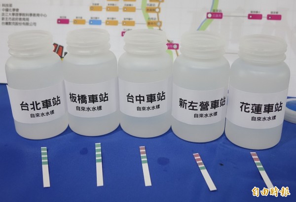 淡江大學科學教育中心執行長高憲章說明科普列車分析台灣各地水質差異,發現北台灣水質較偏軟性,中南部及花蓮則偏硬性。(記者劉信德攝)