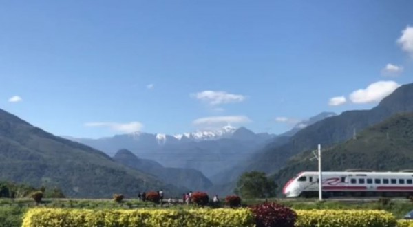 10餘名遊客跑到鏡頭前的鐵道上取景,被即將駛來的普悠瑪號緊急鳴笛。(民眾莊俊碩提供)