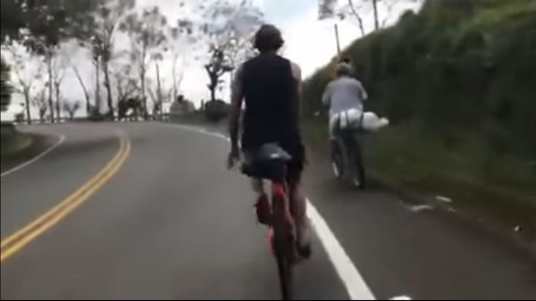 兩位法國運動員去年底在哥倫比亞展開騎自行車的挑戰,日前在某處山區卻碰上一位騎著普通自行車的農民,並被輕易的追過。(圖擷自YouTube)