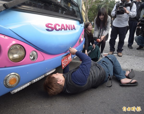 有司機將遊覽車牌照拆除。(記者黃耀徵攝)