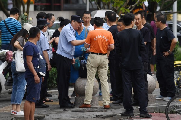 投資人聚集在北京中國銀行保險監督管理委員會外抗議,遭警方驅趕。(法新社)