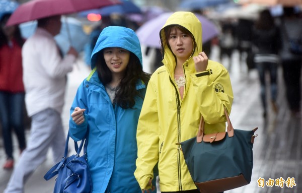 中央氣象局指出,今天(16日)凌晨起華南移入的雲雨增加,北台灣有明顯降雨。(資料照,記者簡榮豐攝)
