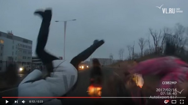 俄羅斯一名女駕駛疑似邊滑手機邊開車,沒注意到紅綠燈,直接撞上一群正在過馬路的行人,恐怖的畫面宛如在打保齡球。(途擷取自YouTube)