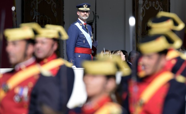 上週罕見干預政治的西班牙國王費利佩（King Felipe）在馬德里主持國慶大遊行。（法新社）