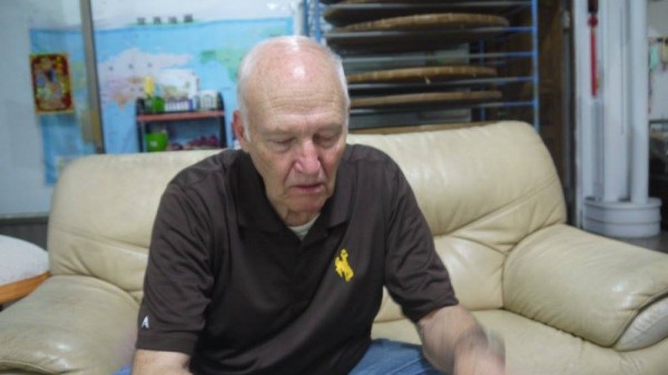 75歲的英格斯壯拿著泛黃的老照片，來台找尋過往的回憶。（圖片由Greg Engstrom提供）
