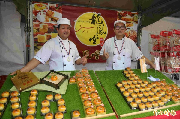 蘆洲龍鳳堂餅舖的烏豆沙蛋黃酥勇奪傳統組冠軍。（記者賴筱桐攝）