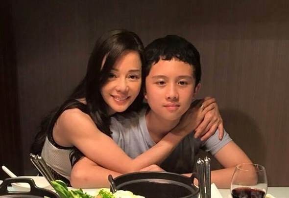 藝人狄鶯明天將和兒子見面。(翻攝臉書) 藝人狄鶯明天將和兒子見面。(翻攝臉書)