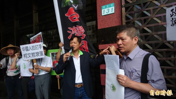 律師曾勁元(右)今到北檢按鈴告發,控告台北市長柯文哲等4人涉妨害自由。(記者錢利忠攝)