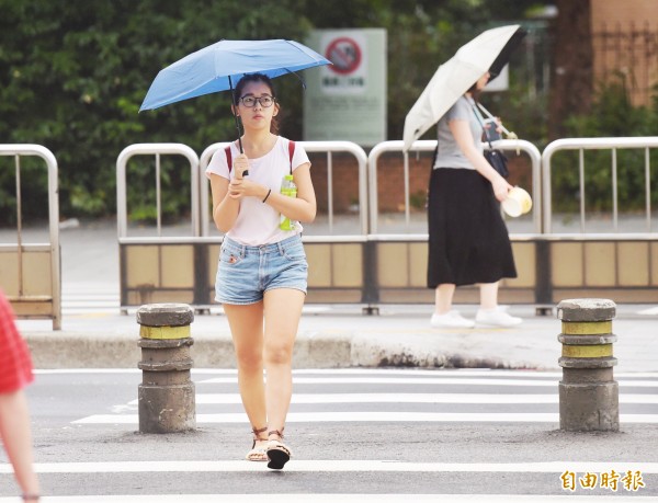 週四南部及山區依然有陣雨,週五開始明顯恢復為夏季天氣型態。(記者黃耀徵攝)