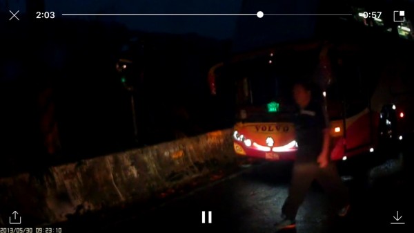 梅山消防分隊消防車昨天傍晚出救災勤務時，遭遇一輛遊覽車擋路，車上一男子還下車要求消防員關掉車頂警示燈號並避讓。（嘉義縣消防局提供）