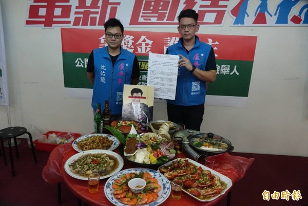 國民黨籍台中市長參選人盧秀燕的發言人蔣豐懋,召開「林佳龍梨山後援會海陸大餐還原」記者會,「重現」當時菜色,指1桌1萬元。(記者廖耀東攝)