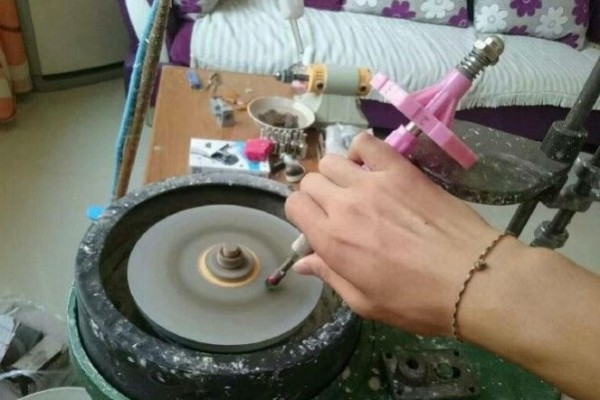 以機器耐心將綠玻璃打磨成圓柱狀。（圖擷自《成都商報》）