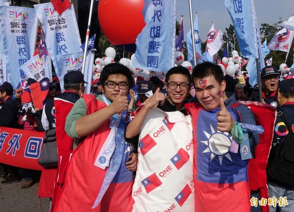 藍營選前最大場遊行造勢,下午2時登場,每個藍軍支持者都以國旗元素的裝扮、手持國旗參加。(記者方賓照攝)