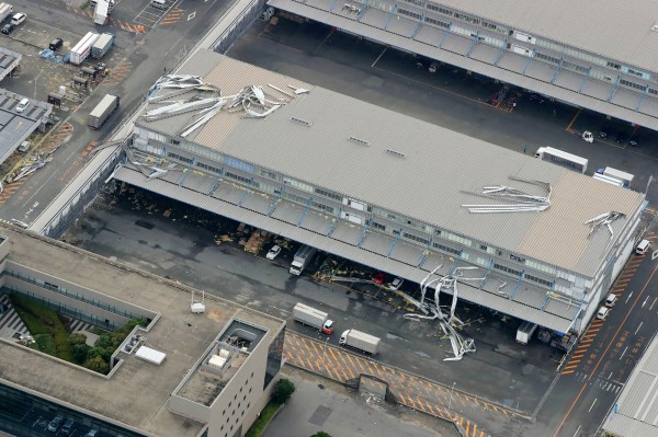 由於聯絡橋被撞壞，加上機場內太多設備浸水，機場方面表示，目前還無法確定何時能讓機場重啟。（法新社）