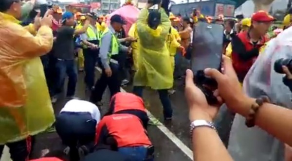 頂新集團魏應交、魏應充兄弟原本要率員工接轎鑽轎腳,神轎卻繞道而行,一旁信徒鼓掌叫好。(圖取自臉書)