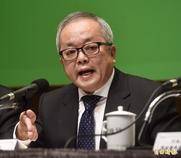 行政院副院長施俊吉今晚受訪時信心喊話,認為台股在萬點之上已成常態,台股基本面良好,投資人要有信心,「台股終究會站上萬點!」(資料照,記者簡榮豐攝)