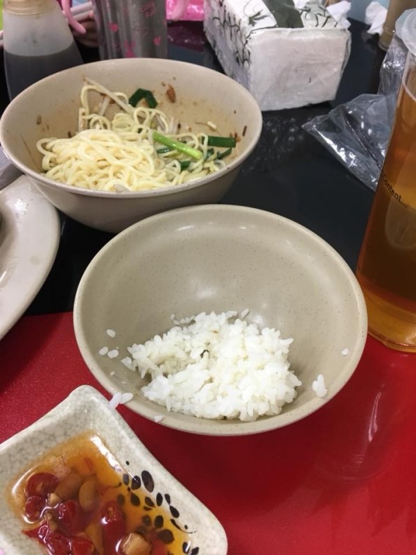 一名男網友表示,他去恆春一間知名鴨肉麵店用餐,店家卻不願單賣白飯,讓他很無言。(圖翻攝自臉書社團「爆怨公社」)