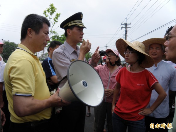 吳音寧（紅衣者）和彰化縣溪州鄉親反對中科四期搶水工程，阻止挖土機進駐施工，一度與警方對峙。（資料照）