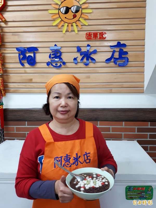 新竹市「阿惠冰店」的冬季甜湯品，讓人吃了暖心又幸福，常常中午過後就見排隊人潮。（記者洪美秀攝）