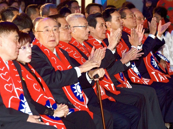 Chinese Nationalist Party (KMT) Chairman Wu Den-yih, fifth left, is flanked by former chairwoman Hung Hsiu-chu, second left, and former chairmen Wu Po-hisung, third left, Lien Chan, fourth left, Ma Ying-jeou, sixth left, and Eric Chu, seventh left, at a ceremony commemorating the 30th anniversary of the passing of former president Ching Ching-kuo at the Taipei Hero House in Taipei yesterday.
Photo: Peter Lo, Taipei Times Chinese Nationalist Party (KMT) Chairman Wu Den-yih, fifth left, is flanked by former chairwoman Hung Hsiu-chu, second left, and former chairmen Wu Po-hisung, third left, Lien Chan, fourth left, Ma Ying-jeou, sixth left, and Eric Chu, seventh left, at a ceremony commemorating the 30th anniversary of the passing of former president Ching Ching-kuo at the Taipei Hero House in Taipei yesterday.
Photo: Peter Lo, Taipei Times