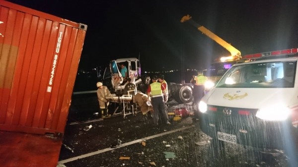 國道3號發生客運追撞貨櫃車事故,被撞的貨櫃車司機卡在車內動彈不得。(記者劉濱銓翻攝)