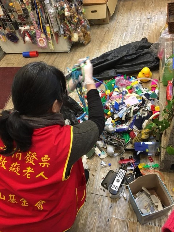 華山頭份天使站收到物資捐贈，志工正在整理。（圖擷取自林芝羽臉書）