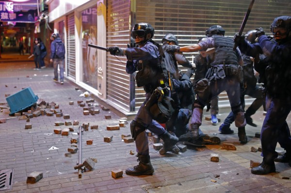 香港旺角於今年的農曆年間發生警察取締無照攤販,與前來聲援的本土派人士對峙,警方對空鳴槍並動用胡椒噴霧,雙方爆發嚴重衝突。(資料照,美聯社)