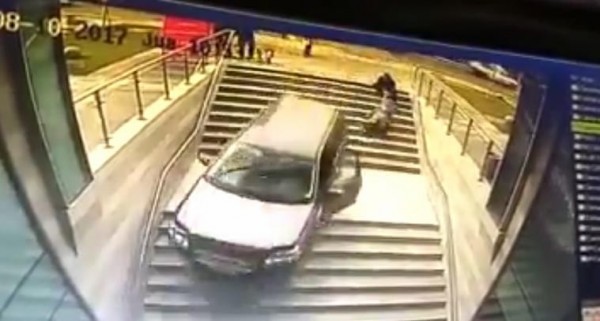 網友認為應該是駕駛誤踩油門車子才衝出去。(圖擷取自《爆料公社》網站)