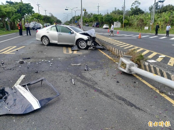 花蓮省道台11丙今早發生自小客車與警車相撞意外，6名員警受傷，其中2人傷勢嚴重。（記者王錦義攝）