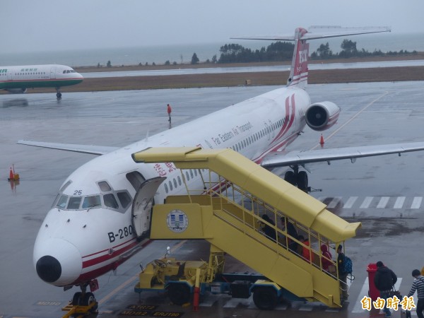 遠東航空又爆非法解僱員工？遠航強調，依據勞基法第12條第4項，違反勞動契約或工作規則情節重大者，雇主得不經預告終止契約。（資料照，記者吳正庭攝）