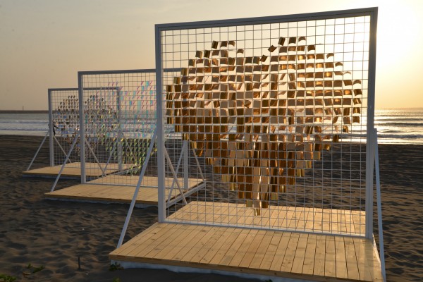 創作者：有用主張／作品：愛心光景。金色是過去秋茂園的黃金隨月，銀色是現在漁光島的浪漫，幻彩則是眾人對未來的期待與想像，3個色彩反光片圍成3座愛心，隨陽光與風散射出不同光景。（都市藝術工作室提供）