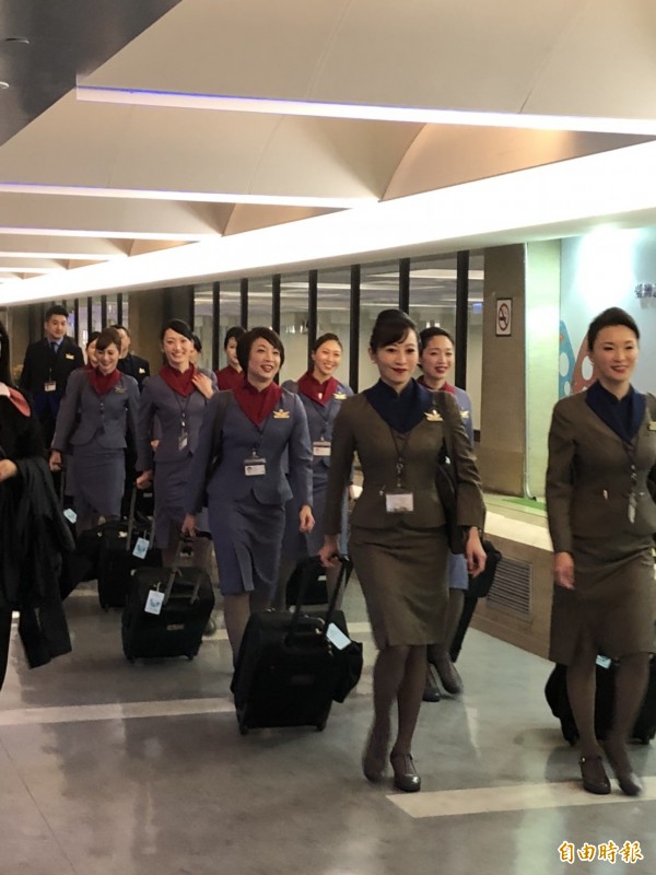 總統蔡英文上午搭專機飛史瓦濟蘭訪問,華航空姐提早登機準備。(記者蘇永耀攝)
