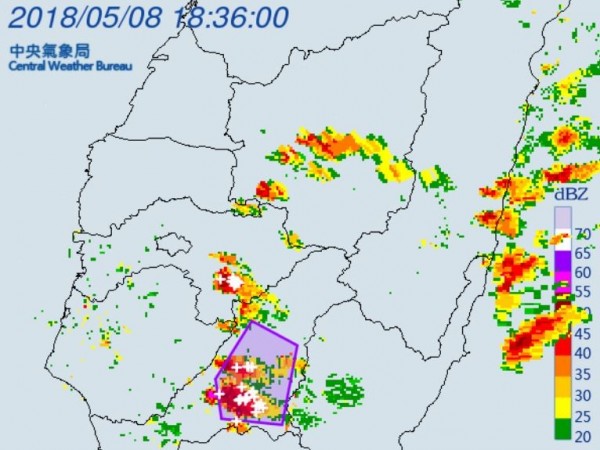 傍晚6點35分，針對高雄市山區「美濃、六龜、甲仙、杉林、茂林、桃源、那瑪夏」等地區發布大雷雨即時訊息。（氣象局）