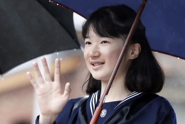 日本愛子公主今(8)日出席高中入學式,身著深藍色水手服,臉上映著滑雪旅行留下的曬痕,氣色相當好。(美聯社)