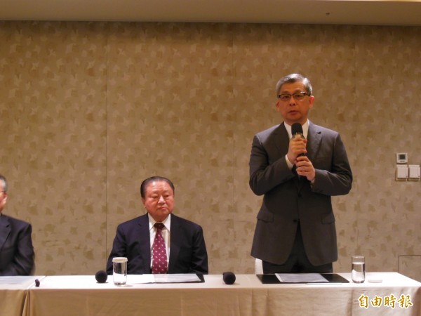 國泰金控董事長蔡宏圖（右）不再擔任國壽董事長。（資料照，記者羅倩宜攝）