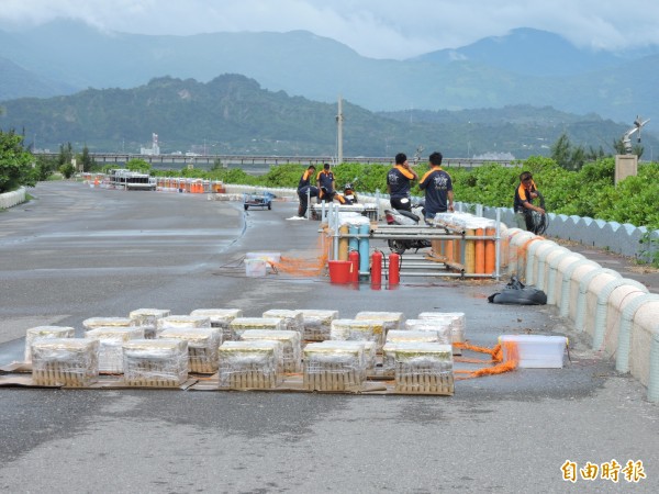 國慶煙火明晚在台東施放,台東氣象站表示,明天氣溫在26度左右,民眾出門會感到些許涼意,要注意保暖。目前兩萬多顆布彈已大致完成。(記者張存薇攝)