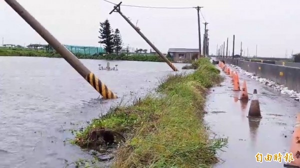 雲林縣沿海魚塭塭堤崩塌嚴重，連電線桿都毀損。（記者廖淑玲攝）