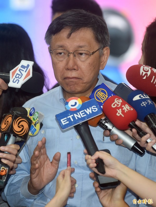 台北市長柯文哲今結束上海行,晚間9點45左右抵達松山機場,隨即在機場受訪,柯文哲表示,總結而言就是「突破僵局、平安歸來」8個字。(記者簡榮豐攝)