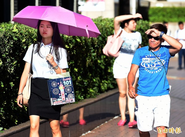 強颱瑪莉亞來襲,中心目前距宜蘭約370公里,北部地區也開始有間歇性風雨,不過受到颱風外圍環流過山的沉降焚風影響,花蓮飆高溫,天祥最高溫達40.3度。示意圖,與本新聞無關。(資料照)