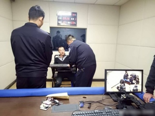 陳姓嫌犯被逮捕歸案，接受警方偵訊中。（圖擷取自新浪微博）