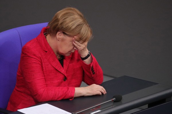 梅克爾在9月大選中面臨挑戰，極右派「德國另類選擇黨」抱走超過100萬票，成為她執政的一大警訊。（彭博）