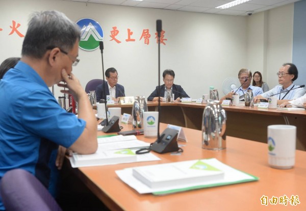 環保署長李應元主持觀塘案環評審查會議。(記者林正堃攝)
環保署長李應元主持觀塘案環評審查會議。(記者林正堃攝)