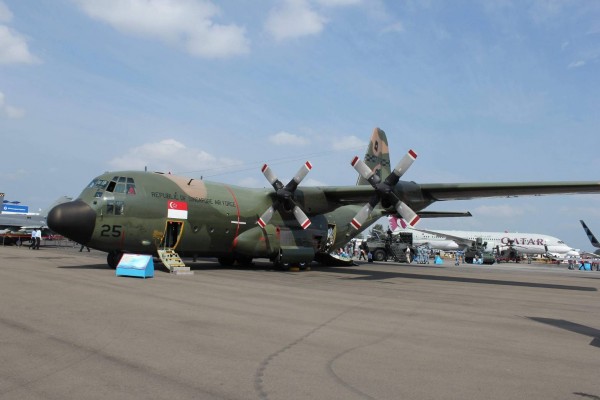 參加新加坡航展的航空迷發現,2架C-130運輸機載滿救援物資和人員,上午8時08分起飛,預計下午2時30分抵達花蓮機場。圖為新加坡空軍C-130同型機。(航迷提供)