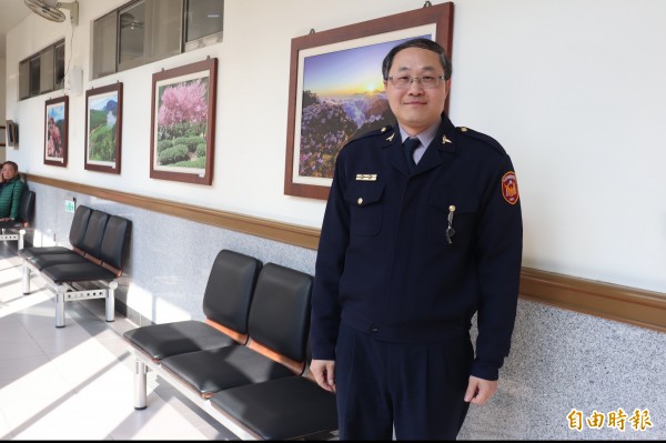 宜蘭地方法院法警室警長傅家祥,也是一名攝影師,他要用相機拍出最美的「執著」。(記者林敬倫攝)