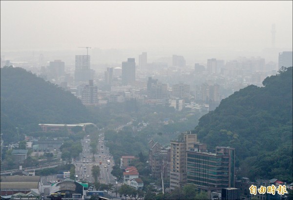 台灣西半部受大氣擴散不佳影響，空氣品質惡化，台北市區昨日陷入霧霾當中。（記者鹿俊為攝）