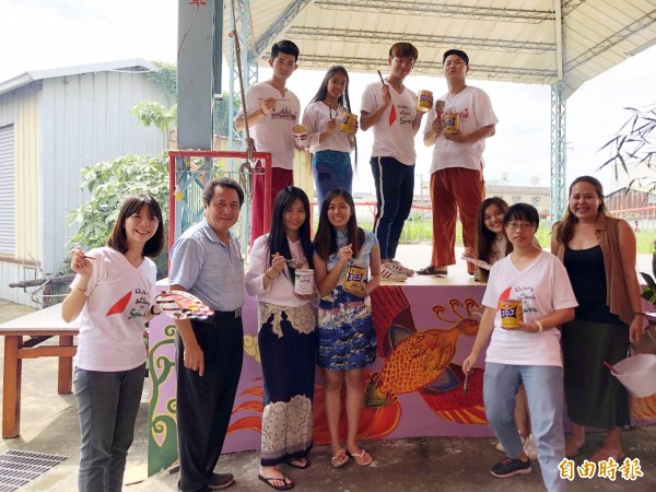 立委洪慈庸與三角社區發展協會共同邀請來自香港、柬埔寨國際志工青年到進入社區，進行定點修復及彩繪。（記者張軒哲攝）