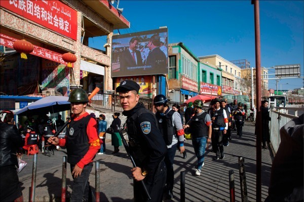 中國政府強行打壓新疆穆斯林。圖為在新疆巡邏的中國警察。(美聯社)
