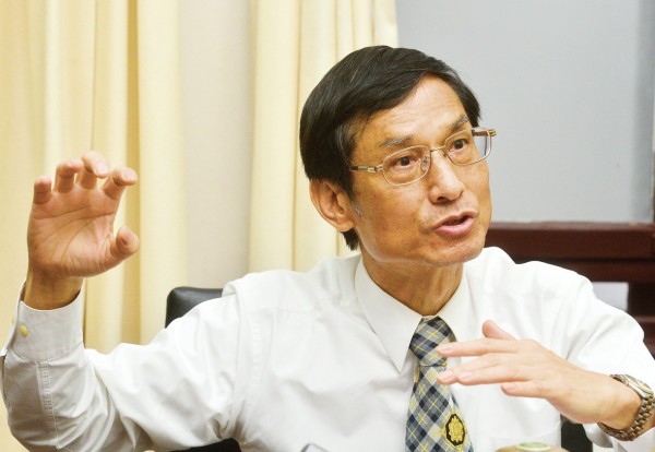 Minister Without Portfolio and pension reform committee chief executive Lin Wan-I explains proposed pension reforms for retired military personnel during a news conference yesterday in Taipei.
Photo: Wang Yi-sung, Taipei Times Minister Without Portfolio and pension reform committee chief executive Lin Wan-I explains proposed pension reforms for retired military personnel during a news conference yesterday in Taipei.
Photo: Wang Yi-sung, Taipei Times