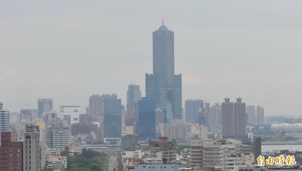 高雄昔日地標「八五大樓」法拍超過半年，即便底價打64折，仍乏人問津，預計月底進行四拍。（資料照，記者黃志源攝）